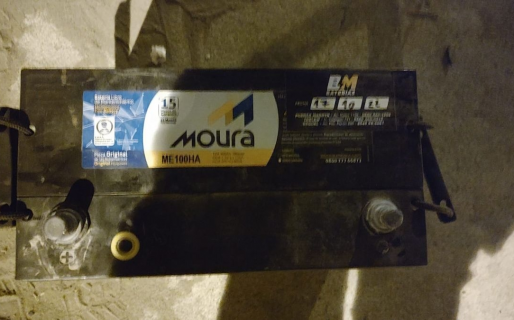Dos hombres intentaron robar la batería de un camión y terminaron detenidos
