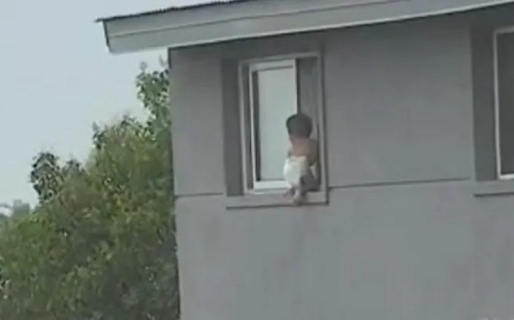 El dramático rescate de un bebé que casi cae de un segundo piso