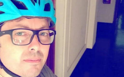 Polémica por el “Bicibandido”: circula por la Ciudad y rompe los vehículos que se cruza en las calles