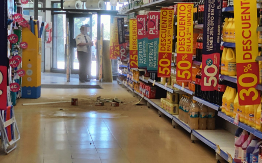 Con la sucursal llena, se desprendió una parte del techo de un supermercado comodorense