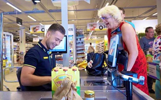Un supermercado implementa las “cajas lentas” para los ancianos que quieren conversar con el cajero