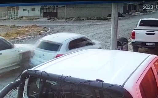 Manejaba a alta velocidad, chocó el auto de un vecino y huyó