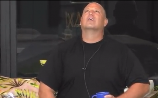 Un drone con un cartel de “Coti vuelve” sobrevoló la casa y Gran Hermano está en llamas