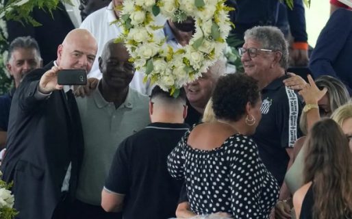 Gianni Infantino se sacó una selfie a metros del ataúd con el cuerpo de Pelé y estallaron las críticas