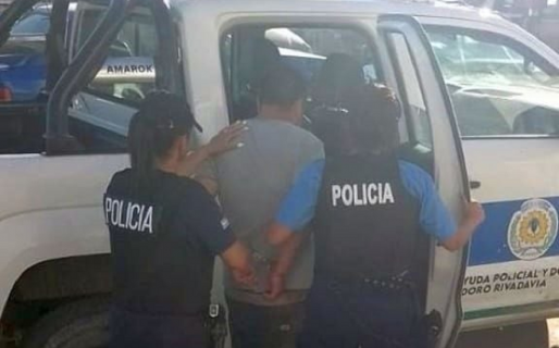 Golpeó a su pareja en la calle, intentó huir y fue detenido por un inspector de tránsito