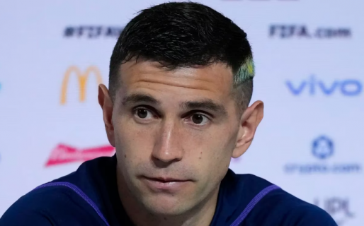 Dibu Martínez mostró qué serie está viendo pero todos se quedaron con un detalle de su mate