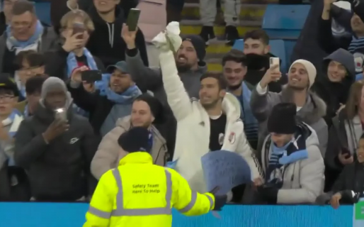 Julián Álvarez le regaló su short del Manchester City a un hincha de River que estaba en la tribuna