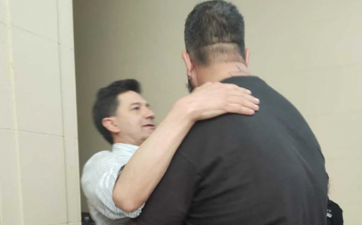 El emotivo abrazo entre el papá de Báez Sosa y uno de los seguridad de Le Brique que declaró en el juicio