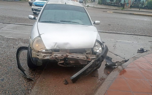Por fallas mecánicas, provocó un triple choque: dos menores resultaron con lesiones leves
