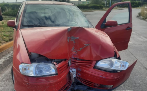 Manejaba borracho y chocó contra un poste de luz