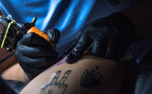 Una chica quiso arreglarse un tatuaje, pero lo empeoraron: “No puedo parar de llorar”