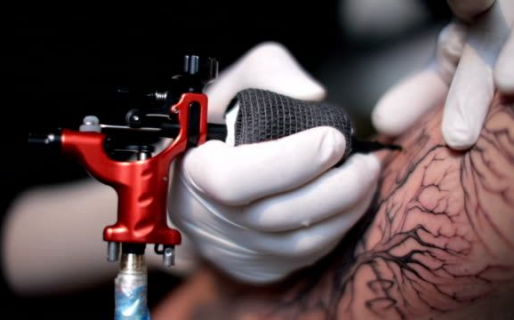 Usaban como fachada un local de tatuajes para vender droga: terminaron detenidos