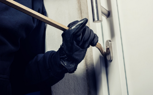 Sorprendió a un par de ladrones queriendo ingresar a la casa de su vecino