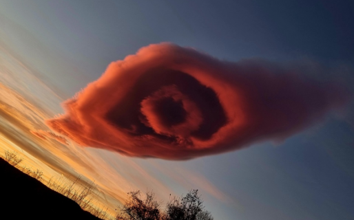 Apareció una gigantesca nube en forma de flor y sorprendió a un pueblo entero