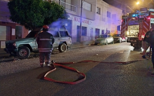 Le prendieron fuego la camioneta en plena vía pública