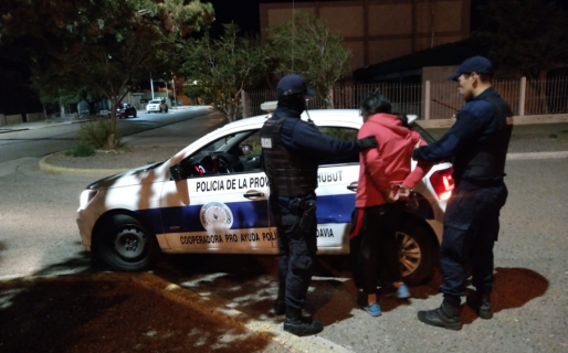 Discutía con su pareja en la vía pública y le lanzó una piedra a una vidriera