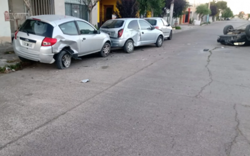 Se quedó dormido y protagonizó un espectacular vuelco: tres vehículos dañados