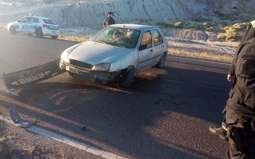 Un auto despistó en la rotonda de Km. 5: hubo heridos leves