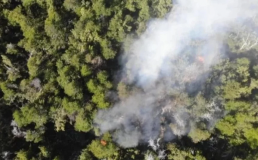 Brigadistas combaten dos incendios en la Cordillera de Chubut
