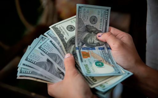 El dólar «blue» sube y marca récord en el inicio de la semana