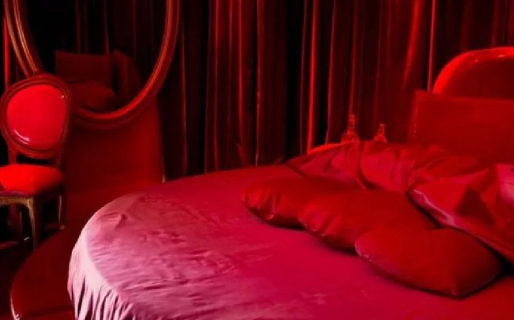 Escándalo en un hotel transitorio: un menor pidió auxilio y fue rescatado por su familia