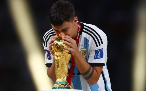 Dybala rechazó comprarse un Ferrari y le enseñó una importante lección a un compañero