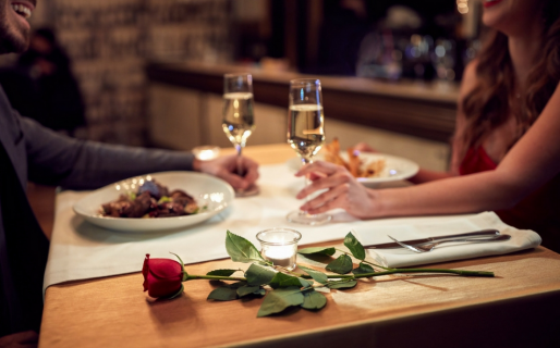 La invitó a una cita y ella se ofendió por tener que pagar la mitad de la cuenta