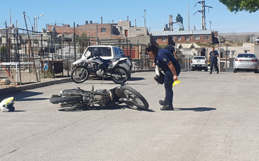 Un motociclista casi colisiona contra un auto, se cayó y terminó herido