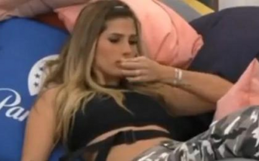 Julieta volvió a quedar manchada con algo desagradable y los fans la fulminaron