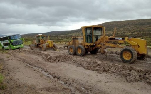 Rescataron un colectivo que quedó atrapado en el barro en Ruta 63