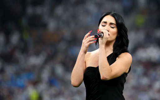 Lali recordó la previa a entonar el himno en el Mundial: “Pensé en cantar desnuda con la bandera”