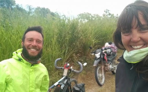 La motoquera que se enamoró de un ciclista viajando por la ruta 40 y el sueño de llegar a Alaska