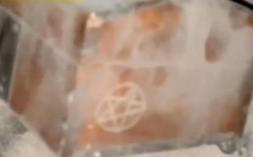 Halló una misteriosa caja escondida en el hueco de una pared: «No abrir»