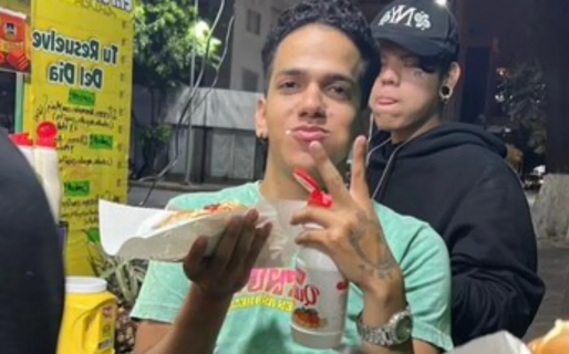 Fue a comer panchos con amigos, le envió una foto a la chica que le gusta y un detalle lo complicó