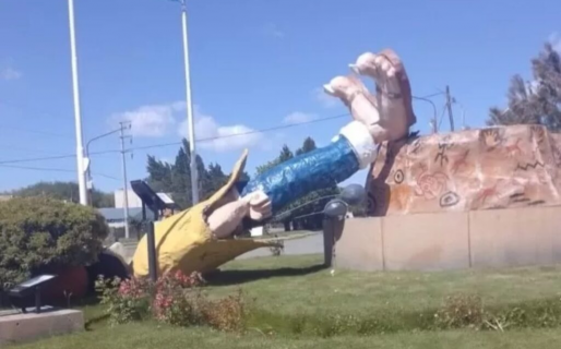 ¡PLOP!: El viento tiró una estatua de 8 metros de Patoruzu