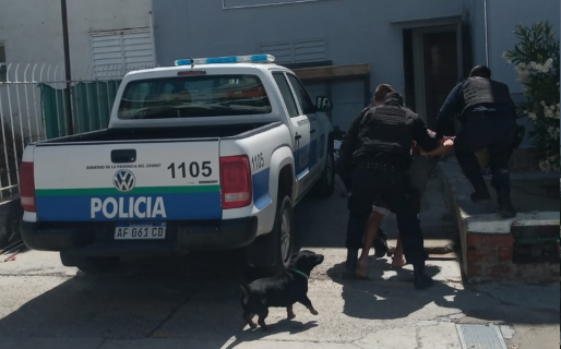 Descalzo y fuera de sí, un hombre produjo destrozos en una carnicería y luego intentó autolesionarse