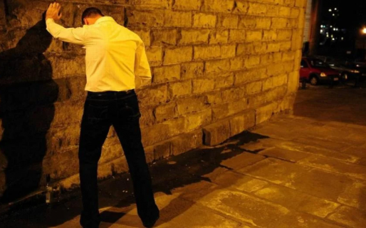 ¿Aplicable en Comodoro?: La insólita medida para que dejen de orinar en las veredas