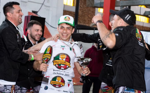 Tiene 18 años, empezó con un horno de barro hecho por su hermano y es uno de los mejores pizzeros de Sudamérica