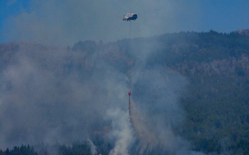 El incendio en Currumahuida permanece activo