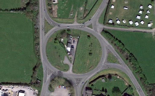 Viven hace 40 años en medio de una rotonda y se niegan a mudarse