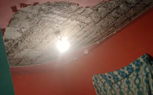 Mientras se recuperaba de un accidente laboral, un trozo de techo le cayó encima