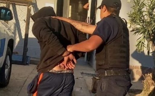 Intentó robar una cubierta de un vehículo, fue sorprendido y terminó detenido