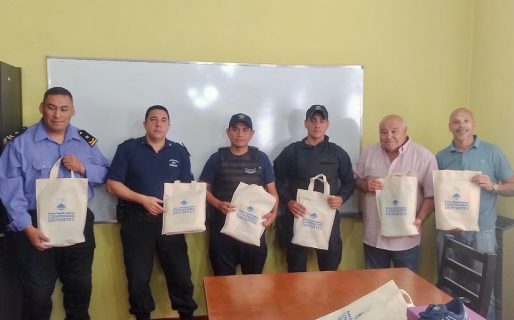 Entregaron indumentaria a la policía que brinda seguridad en las playas de la ciudad
