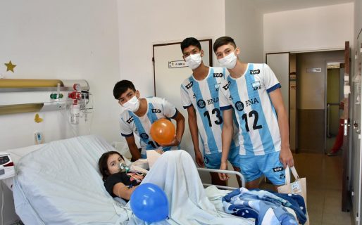 La selección argentina de Vóley Sub-19 visitó Pediatría del Hospital Regional y sorprendió a los pacientes oncológicos