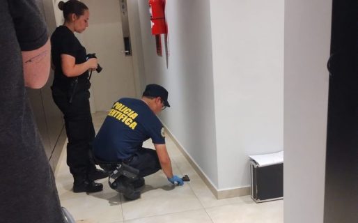 Insistía en ingresar a un departamento con un arma en la cintura