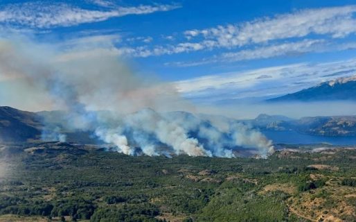 Continúan trabajando para combatir el incendio en cercanías del Parque Nacional “Los Alerces”