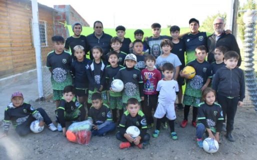Entrega de elementos deportivos y luminaria para la Escuelita de Fútbol de Km. 17