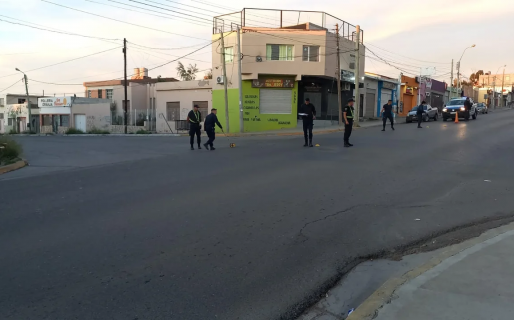Atropellaron a una persona y el conductor se dio a la fuga: tuvieron que trasladarlo casi inconsciente al Hospital Regional