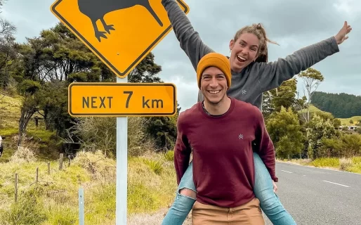 Una pareja contó que gana más dinero limpiando baños en el exterior que como profesionales en la Argentina