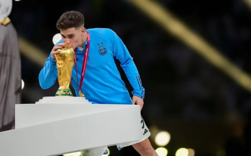 Según The Best, Julián Álvarez es el séptimo mejor jugador del mundo